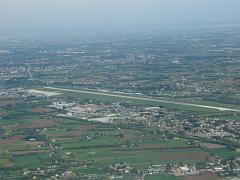 A traverso dell' aeroporto di Villafranca